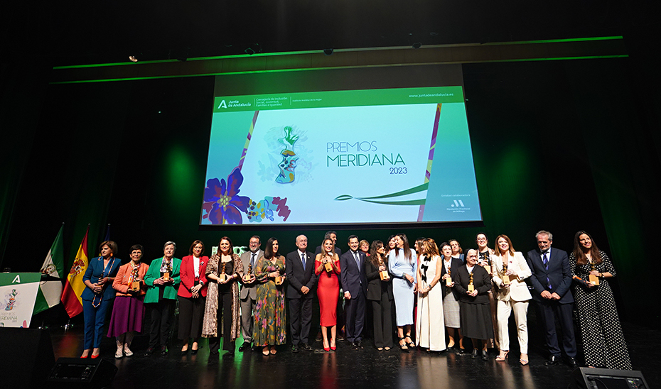 Foto de familia de los Premios Meridiana, con el presidente de la Junta, el restos de las autoridades y las personalidades distinguidas.
